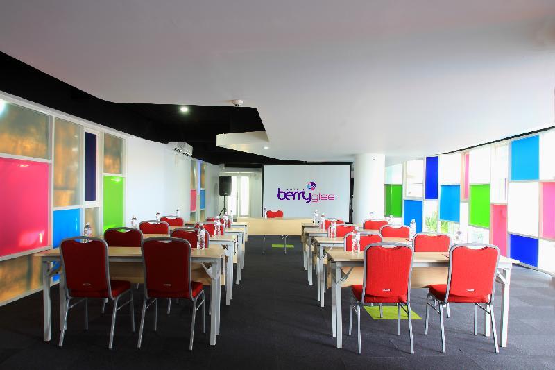 Berry Glee Thematic Hotel Kuta  Exterior photo